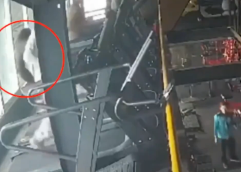 Uma jovem de 22 anos morreu enquanto utilizava a esteira em uma academia na cidade de Pontianak, na. Mulher morre