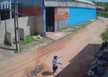 Um grupo de trabalhadores foi assaltado por um homem armado enquanto descansavam em uma calçada após. Trabalhadores