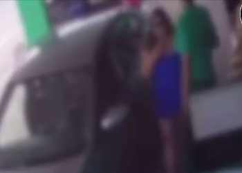 COVARDÃO – Mulher é agredida com socos por namorado dentro de carro