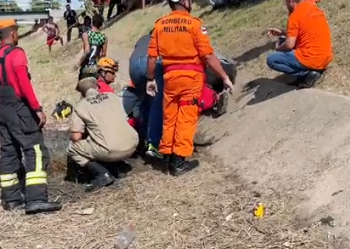 RESGATE – Após 10h preso dentro de bueiro, bombeiros resgatam idoso em Manaus