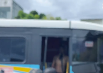 AGORA – Motorista mata a esposa a facadas dentro de ônibus na frente da filha