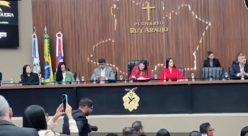 ELA É GRANDE! Cunhã Isabelle Nogueira recebe medalha Ruy Araújo em Manaus