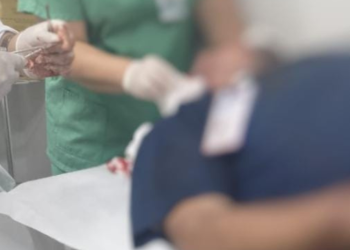 O motorista de ônibus da linha 455 foi esfaqueado no rosto durante um assalto na noite de quarta-feira. Motorista é