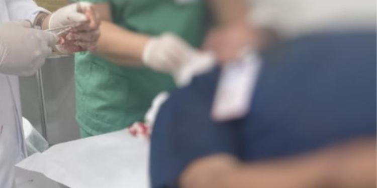 O motorista de ônibus da linha 455 foi esfaqueado no rosto durante um assalto na noite de quarta-feira. Motorista é