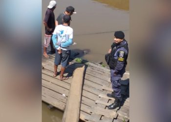 O corpo de um homem, ainda não identificado, foi encontrando boiando, neste domingo (30), na orla do. Pescadores