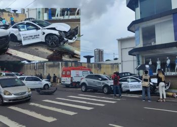 Três carros colidiram e um poste foi atingido e acabou caindo na manhã desta segunda-feira (24), na. Vídeo:
