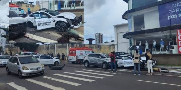 Três carros colidiram e um poste foi atingido e acabou caindo na manhã desta segunda-feira (24), na. Vídeo: