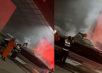 Uma lancha pegou fogo na noite de quarta-feira (26), em um dos galpões da Marina Tauá, no bairro Ponta. Lancha