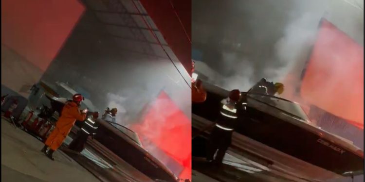 Uma lancha pegou fogo na noite de quarta-feira (26), em um dos galpões da Marina Tauá, no bairro Ponta. Lancha