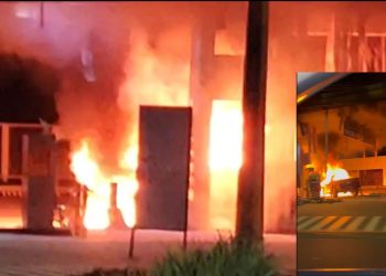 Um carro modelo Picape, ficou completamente destruído após pegar fogo em um posto de combustível na noite. Carro fica