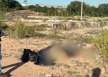 Com um saco preto amarrado na cabeça, o corpo de um homem não identificado, foi encontrado morto na manhã. Com saco