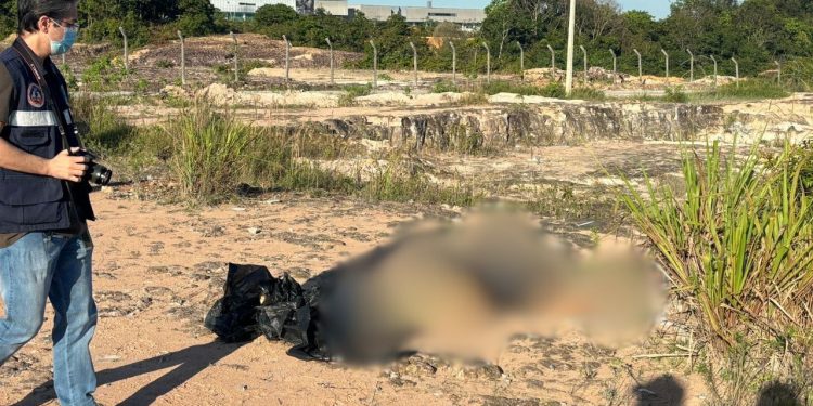 Com um saco preto amarrado na cabeça, o corpo de um homem não identificado, foi encontrado morto na manhã. Com saco