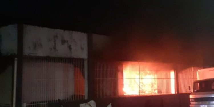 Um vídeo divulgado nas redes sociais mostra o momento em que a quadra do Clube Rio Negro pegou fogo. Veja momento