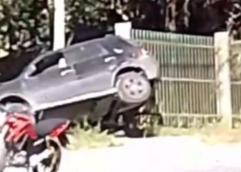 Uma pessoa ficou ferido após um carro sair da pista e ir parar no gradil da Universidade Federal do, Carro sai