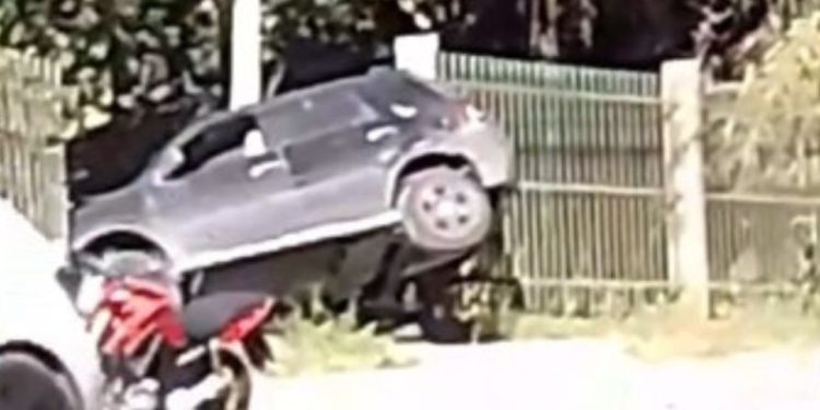 Uma pessoa ficou ferido após um carro sair da pista e ir parar no gradil da Universidade Federal do, Carro sai