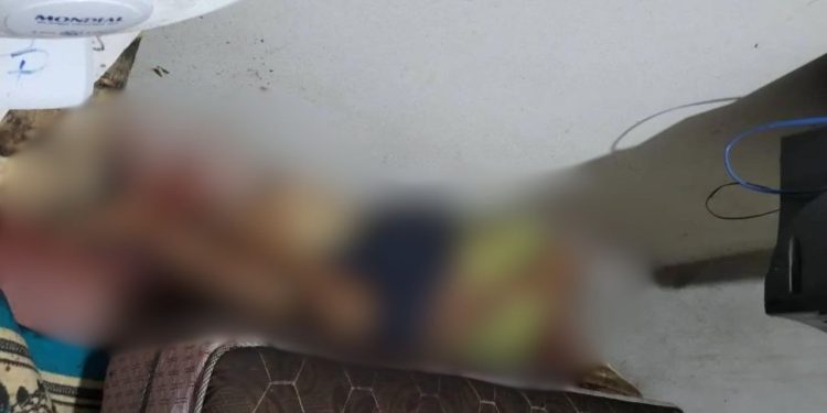 O vendedor Alcemir Laurentino Batista de 53 anos foi encontrado morto com várias facadas pelo seu próprio. Filho