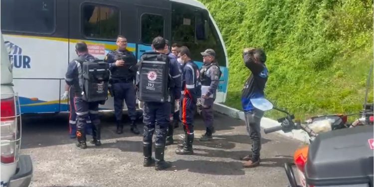 Um motorista, ainda não identificado, matou a esposa a facadas na frente de uma criança de apenas 2 anos. Motorista mata