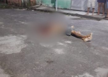 Um jovem de 20 anos, foi morto com pelo menos 13 tiros pelo corpo na noite de quinta-feira (19), na rua. Jovem é