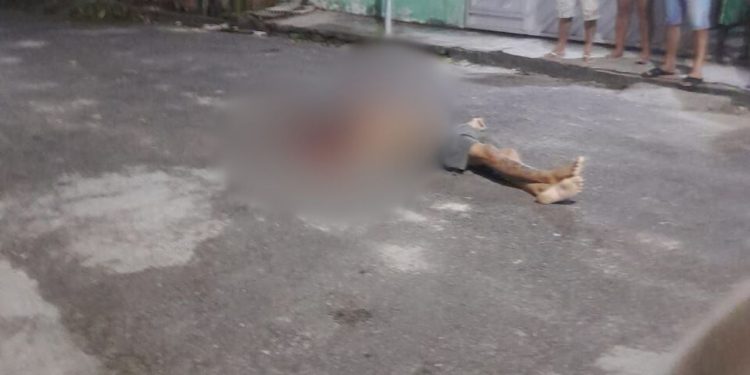 Um jovem de 20 anos, foi morto com pelo menos 13 tiros pelo corpo na noite de quinta-feira (19), na rua. Jovem é