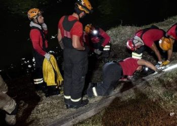 Corpo de Bombeiros está há mais de 8 horas tentando resgatar Francisco Benedito Sampaio Barreto, 57. Bombeiros
