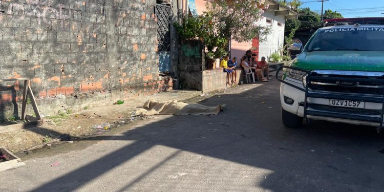 Leonardo Macedo Ribeiro, 18, foi morto a tiros no momento em que estava bebendo cerveja com amigos, na. Bebendo com