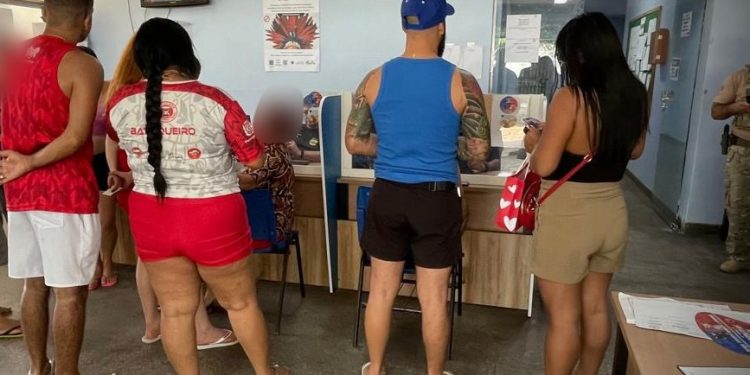 Fabia Freitas de Souza, 41, foi presa nesta sexta-feira (28), por aplicar diversos golpes de aluguel em. Mulher é