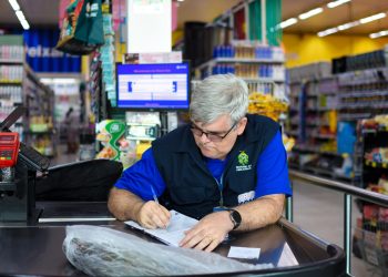Supermercado é autuado vendendo peixe com peso diferente entre balanças e preço elevado