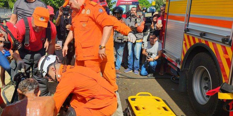 Em uma ação complexa de resgate em espaço confinado, o Corpo de Bombeiros resgatou, na manhã desta terça. Idoso é