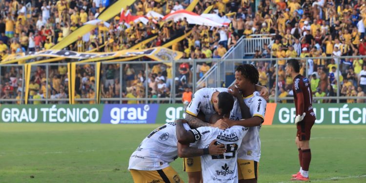 Neste sábado (08/06), o Amazonas F.C. venceu o Brusque por 2 a 1 em partida válida pela nona rodada do. No Carlos