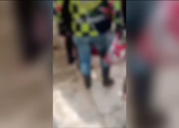 TOMA TUA MERENDA – Bandidos que agrediram criança e idoso em assalto levam surra de população