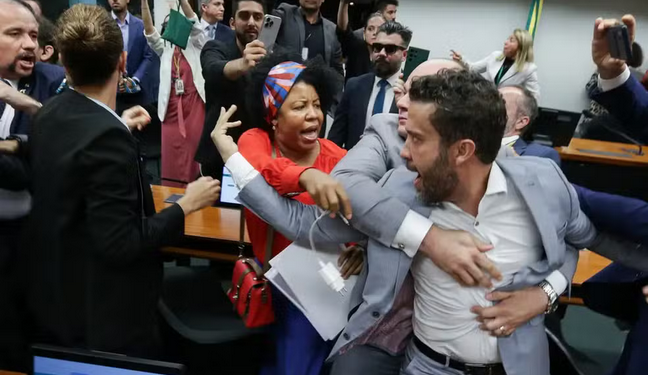 A sessão do Conselho de Ética da Câmara desta quarta-feira (5) foi marcada por confusões entre deputados. Após troca