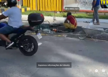 Mãe e filho sofrem acidente e cachorro vai parar dentro bueiro em Manaus