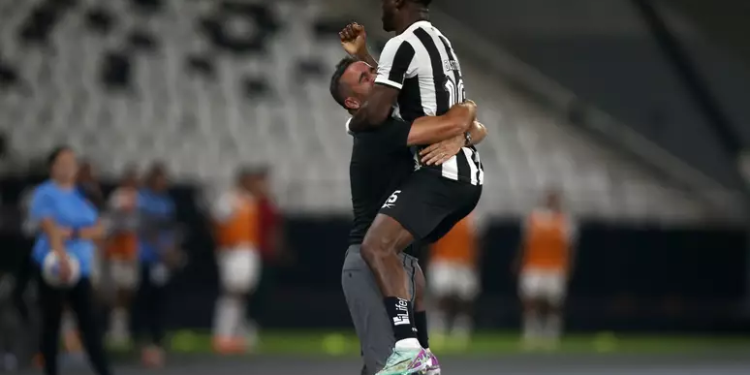 Na noite desta terça-feira (11), o Botafogo venceu o Fluminense em clássico válido pelo Campeonato. Botafogo vence