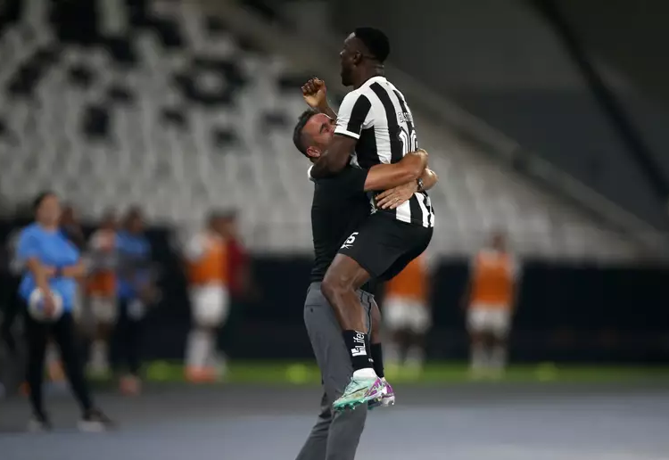 Na noite desta terça-feira (11), o Botafogo venceu o Fluminense em clássico válido pelo Campeonato. Botafogo vence