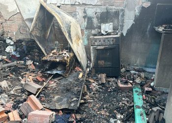 Incêndio destrói kitnet e família perde tudo no Alvorada