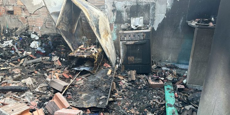 Incêndio destrói kitnet e família perde tudo no Alvorada