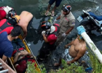 Um motociclista que não teve o nome divulgado, perdeu o controle do veículo e foi parar dentro de um. Motociclista