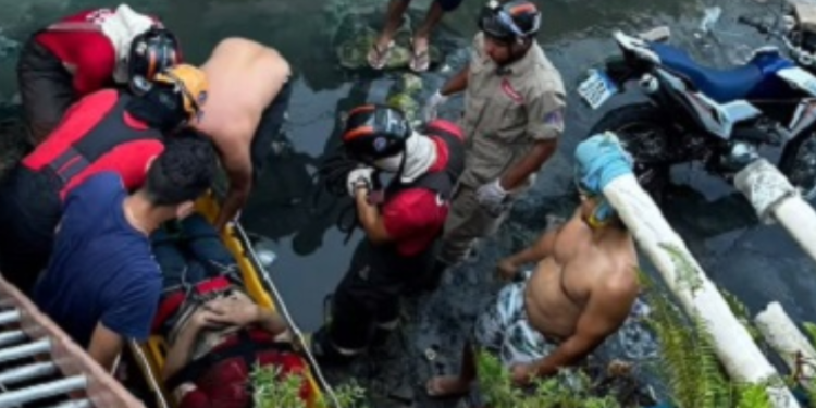 Um motociclista que não teve o nome divulgado, perdeu o controle do veículo e foi parar dentro de um. Motociclista