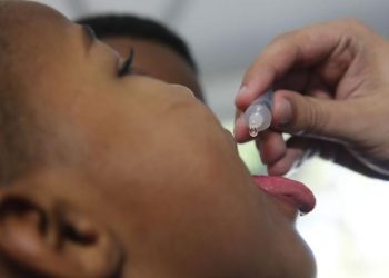 Crianças menores de 5 anos devem comparecer aos postos de saúde de todo o país neste sábado (8) para o. Dia D