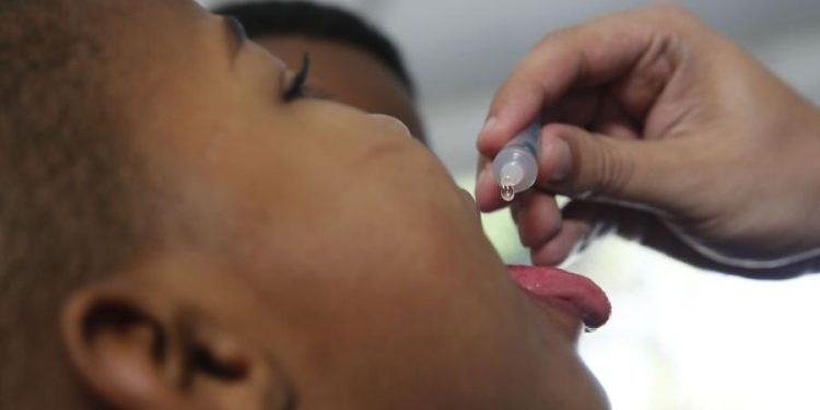 Crianças menores de 5 anos devem comparecer aos postos de saúde de todo o país neste sábado (8) para o. Dia D