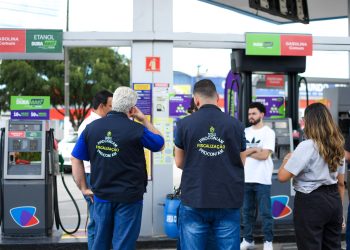 O Instituto de Defesa do Consumidor (Procon-AM) autuou um posto de combustível localizado na avenida. Posto de