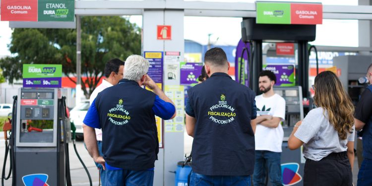 O Instituto de Defesa do Consumidor (Procon-AM) autuou um posto de combustível localizado na avenida. Posto de