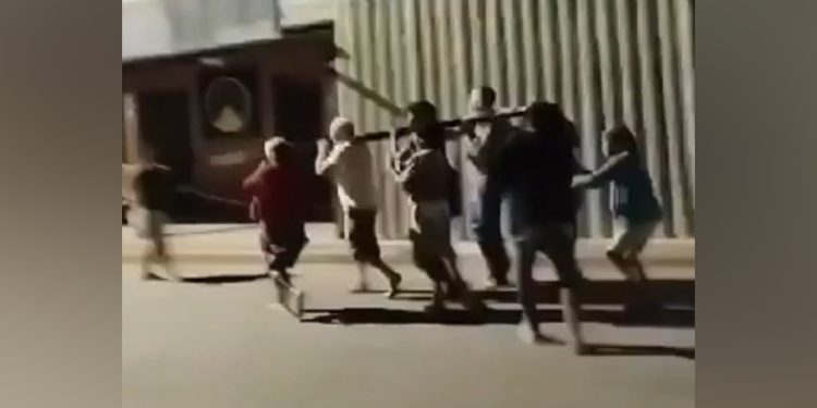 Moradores do bairro Novo Brasil, em Cariacica (ES) – cidade que fica na região metropolitana de Vitória. Insatisfeitos