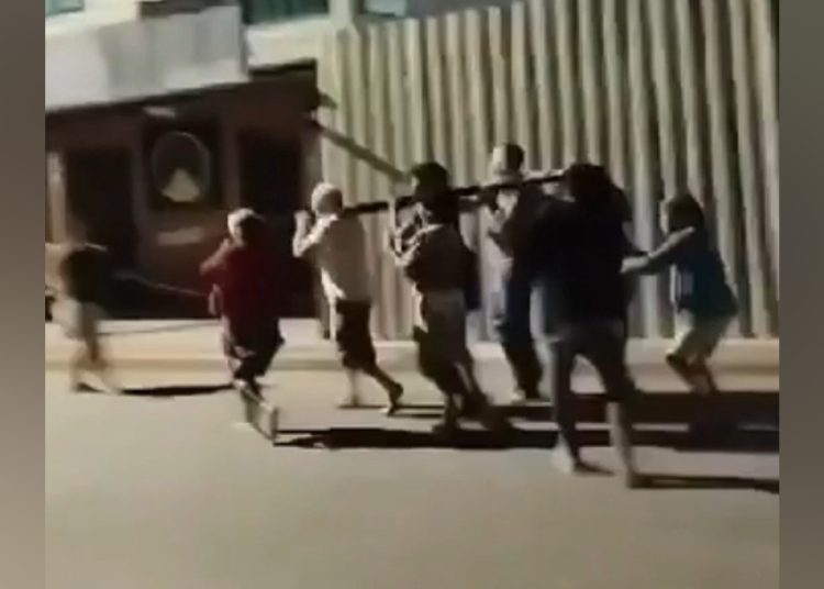 Moradores do bairro Novo Brasil, em Cariacica (ES) – cidade que fica na região metropolitana de Vitória. Insatisfeitos