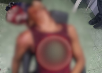 Um homem ainda não identificado foi morto a tiros enquanto cortava o cabelo em uma barbearia situada na Barbearia no