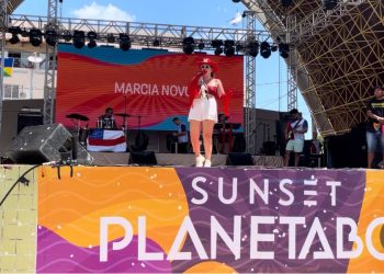 Na praça digital, turistas curtem muita música com artistas locais