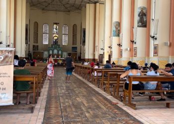 Em Parintins, fiéis visitam a Catedral Nossa Senhora do Carmo