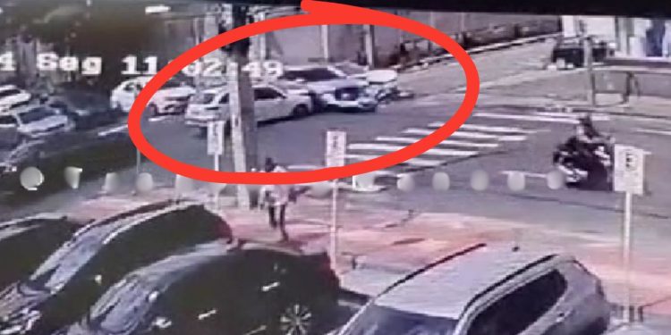 Vídeo mostra acidente que deixou três carros destruídos e uma pessoa ferida em Manaus