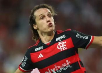 Flamengo marca no fim, vence o Bahia e assume liderança do Brasileirão