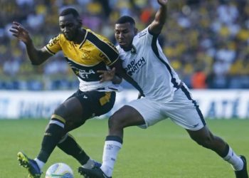 Criciúma decide no fim, vence e impede liderança do Botafogo no Brasileiro